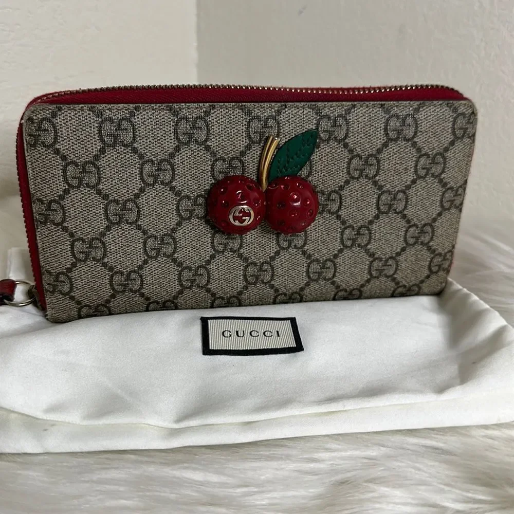 💯Authentic Gucci Beige/Red GG Supreme Canvas Cherry Zip Around Wallet🍀